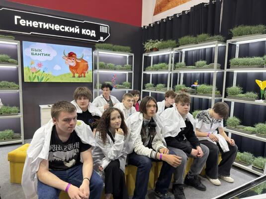 Оренбургские подростки попробовали себя в сельском хозяйстве на VR-симуляторах