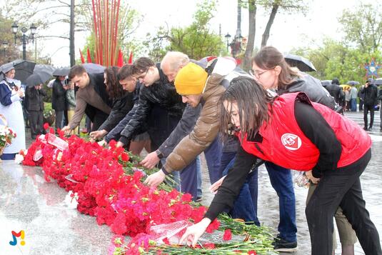 8 мая Оренбуржцы приняли участие в торжественном возложении цветов к мемориальному комплексу «Вечный огонь»