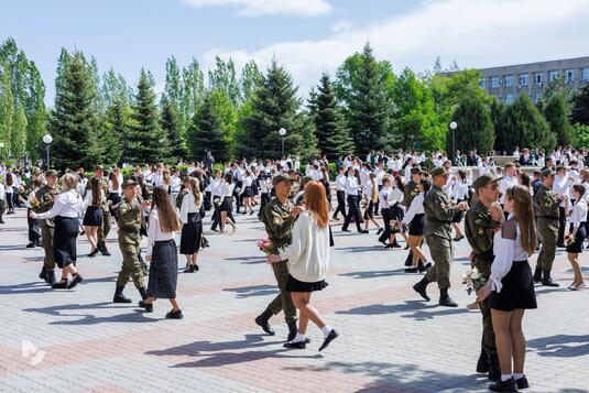 В Оренбурге «Вальс Победы» объединил школьников, курсантов и ветеранов